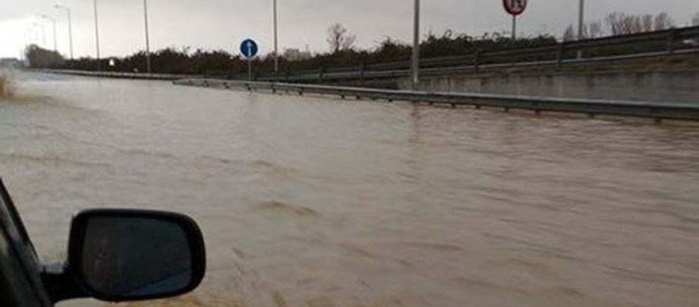 Η Ε.Ο. στην Κατερίνη μετατράπηκε σε … ποτάμι - Προβλήματα στην Μακεδονία! (φωτό, βίντεο)